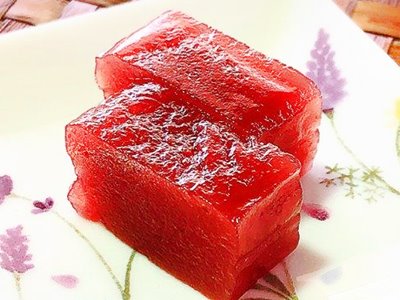 皿の上のいちごようかん