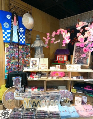 店頭の新庄まつりグッズ