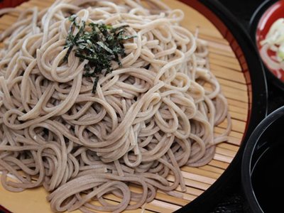 皿に盛った蕎麦の写真